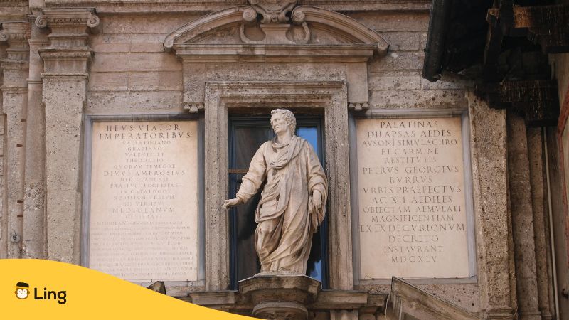 Antike Römische Statue Und Lateinische Inschriften