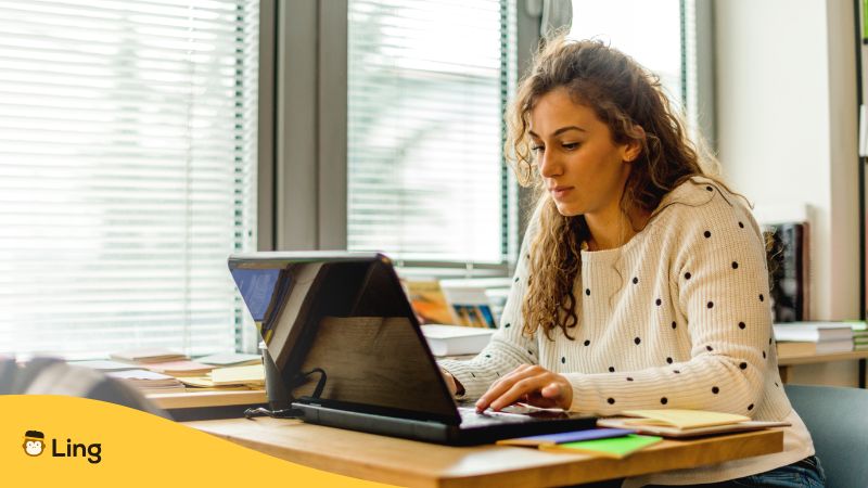 Junge Frau Lernt Online Das Bosnische Alphabet
