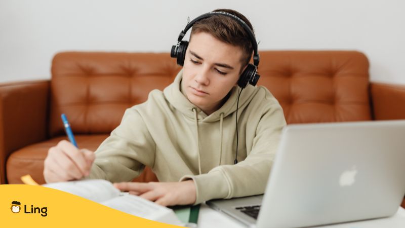 Junger Mann Lernt Die Serbische Aussprache