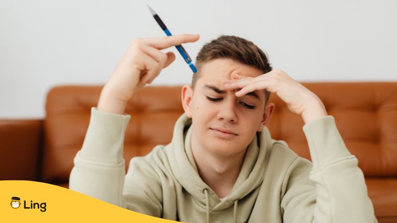 Junger Mann Lernt Schwierige Bosnische Buchstaben