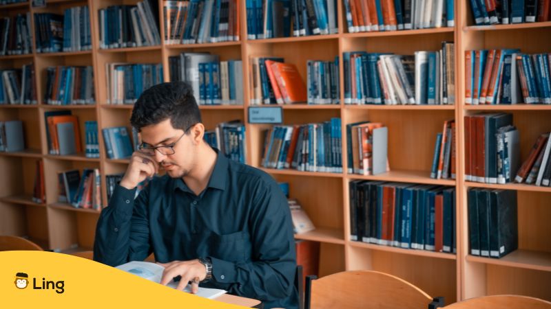 Junger Mann Liest Ein Buch