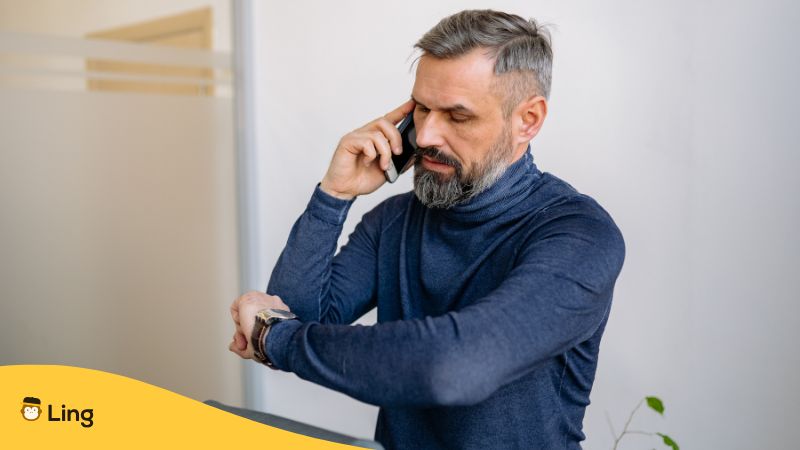 Mann Telefoniert Und Schaut Auf Die Uhr