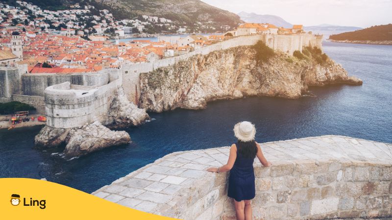 Reisende Genießt Den Ausblick In Der Altstadt Von Dubrovnik.