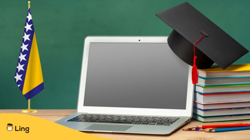 Schreibtisch, Worauf Sich Bücher, Laptop, Gratulantenhut Und Bosnische Flagge Befinden.