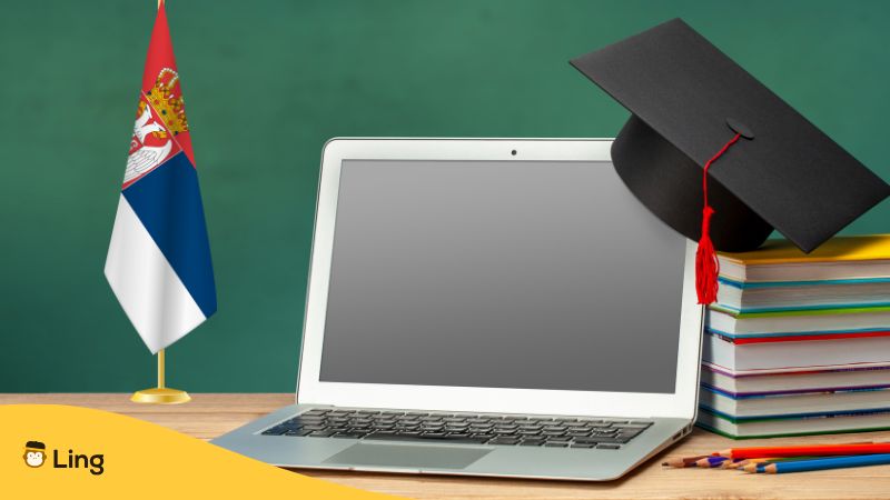 Schreibtisch
Worauf? Macbook, Bücher, Garulantenhut Und Serbische Flagge.