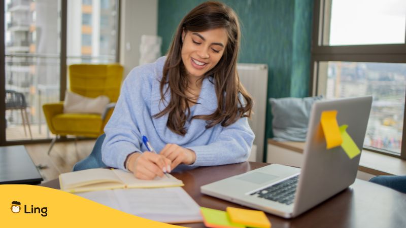 Junge Frau Lernt Online Bosnisch