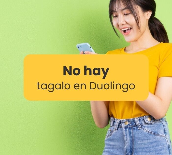 No hay tagalo en Duolingo - Mujer usando su celular frente a un fondo verde