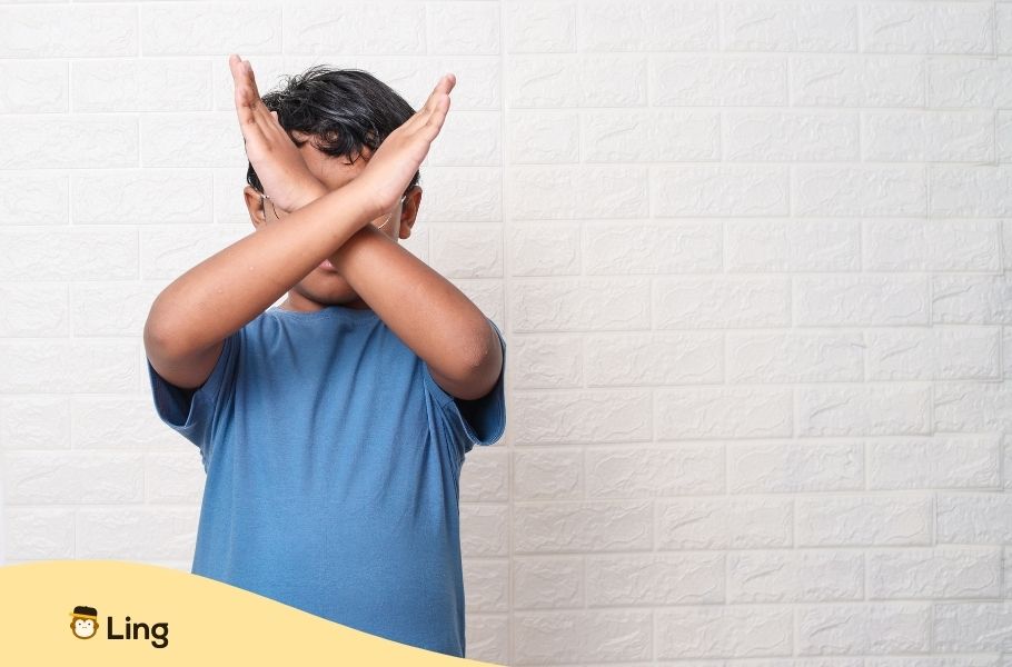 Enfant Faisant Un Signe Non En Croisant Les Bras