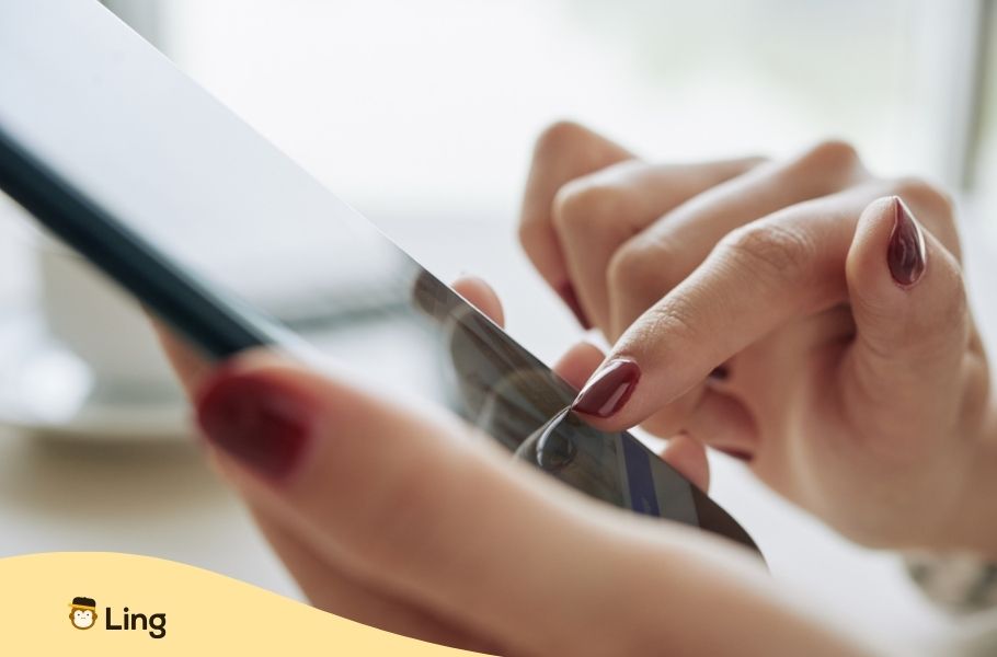 Personne Tenant Un Smartphone Entre Les Mains
Pas D'ilocano Sur Duolingo