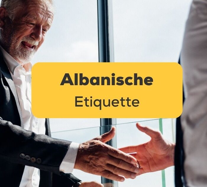 Junger Mann grüßt zuerst nach albanischer Etikette den älteren. Erfahre, was albanische Etikette ist und wie du sie richtig anwendest.