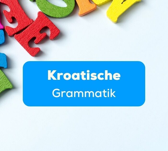 Bunte Holzbuchstaben auf weisem Untergrund. Erfahre mehr über die kroatische Grammatik und entdecke nützliche Tipps.