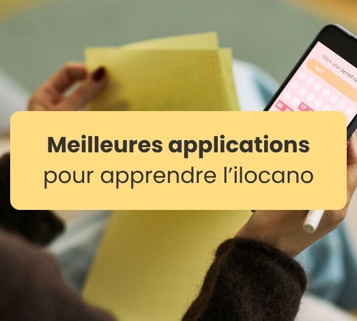 applications pour apprendre l'ilocano Femme tenant un smartphone avec une application dans la main droite et une bloc note aux feuilles jeunes dans la main gauche