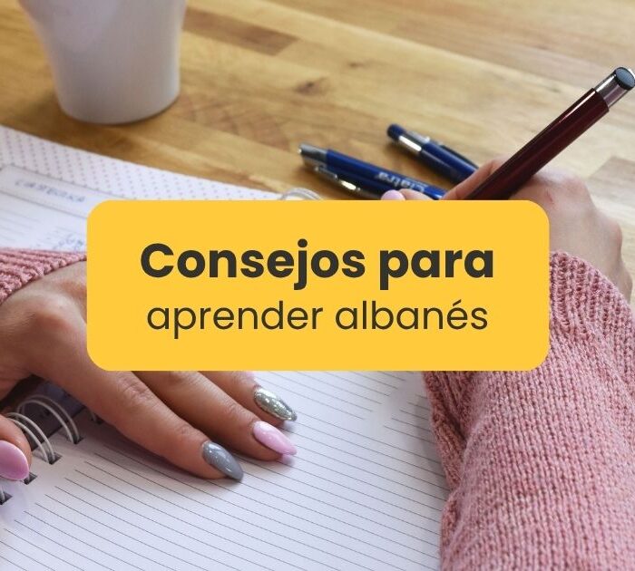 Consejos para aprender albanés - Alguien escribiendo en un cuaderno