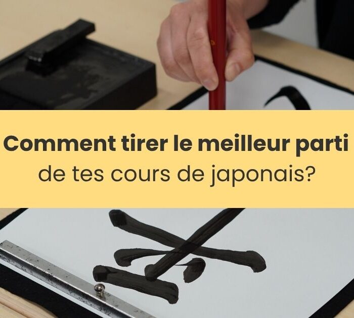 Cours de japonais Une personne pratiquant la calligraphie japonaise avec de l'encre noire sur du papier de riz blanc