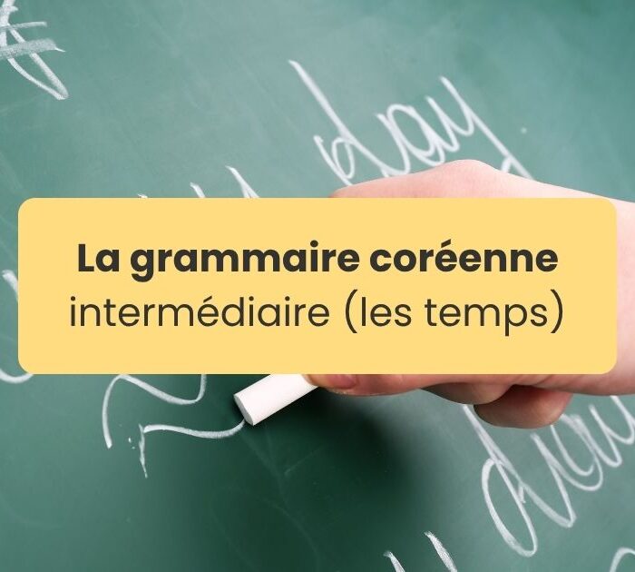 grammaire coréenne intermédiaire main écrivant sur un tableau à craie