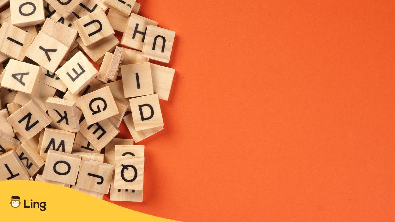 Buchstaben Auf Holzwürfeln Auf Orangefarbenem Hintergrund.