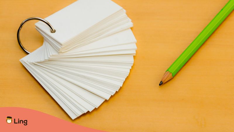 Karteikarten Und Stift Legen Auf Einem Tisch.