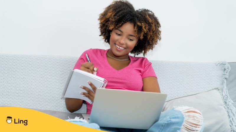 Junge Frau Lernt Online Eine Neue Afrikanische Sprache.