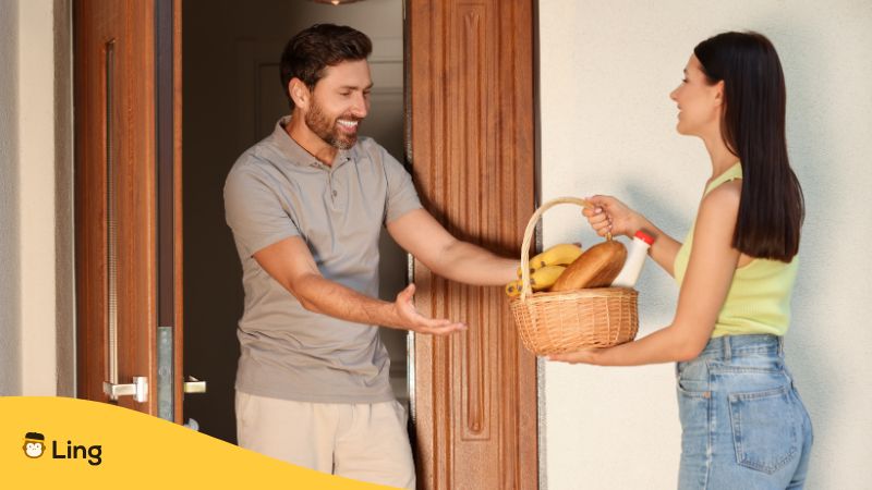 Frau Überreicht Gastgeschenk