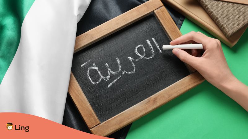 Hand Schreibt Arabisch Auf Kleine Tafel
