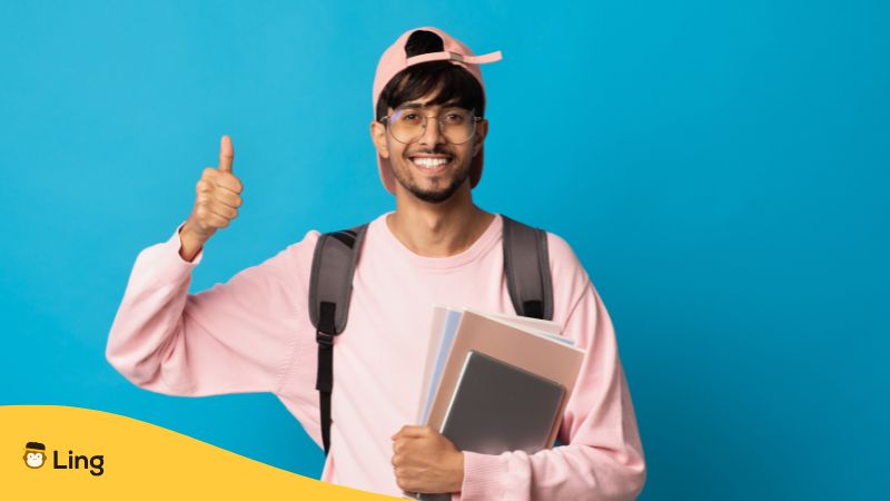Indischer Student Macht Seinen Daumen Hoch.