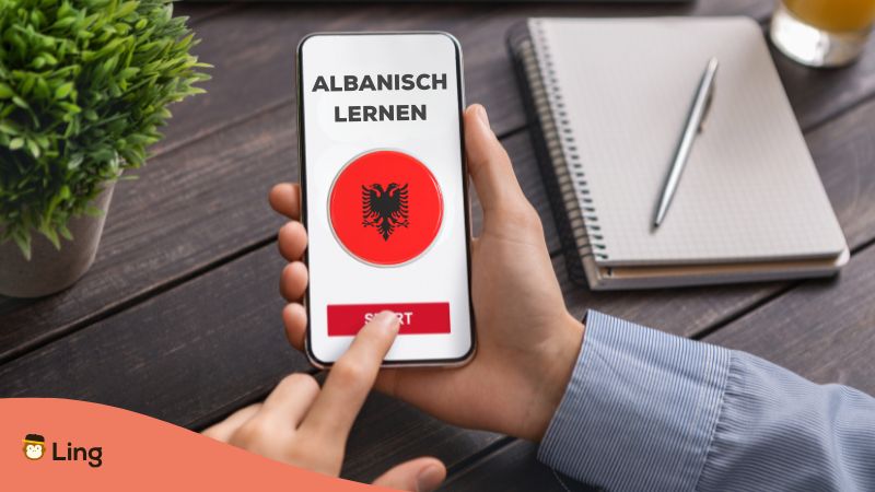Lernender Druckt „Start“ Auf Albanischer Lernapp.