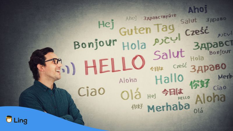 Mann In Hemd Und Brille Sagt Hallo In Verschiedenen Sprachen.