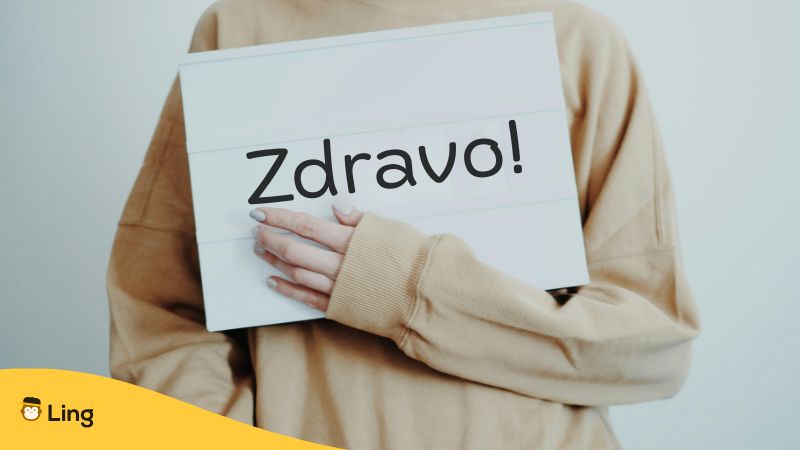 Person, Die Ein Schild Hält, Worauf „Zdravo“ Geschrieben Steht.