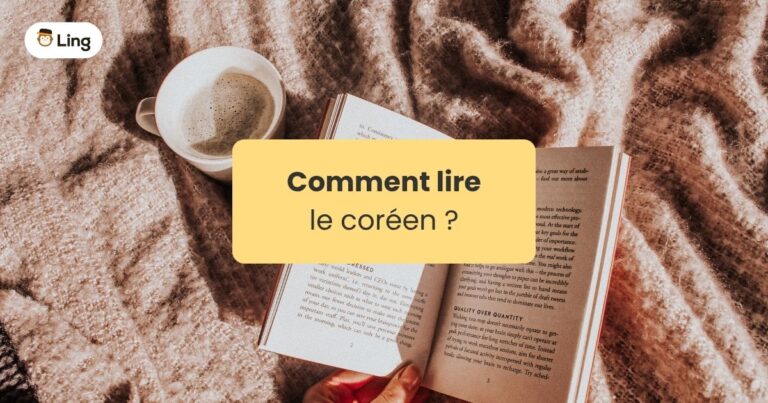 Lire Le Coréen Un Livre Ouvert Posé Tenu Par Une Main Sur Un Tapis De Style Cosy À Coté D'Une Tasse De Thé