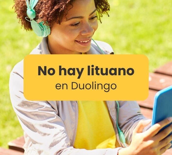 No hay lituano en Duolingo - Mujer con audífonos aprendiendo un idioma con una tablet en el exterior