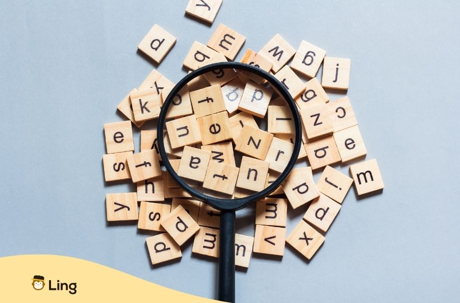 Lettres De L'alphabet Sur Des Petits Carrés En Bois En Vrac Sous Une Loupe