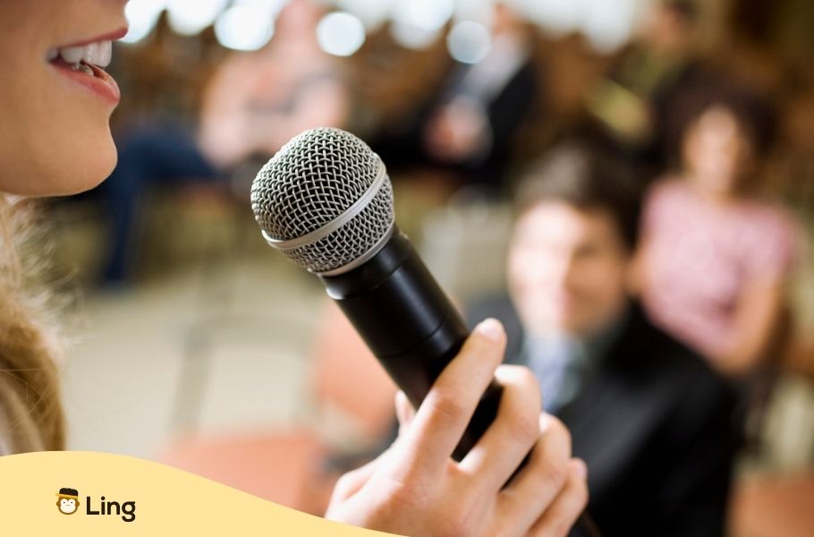 Femme Parlant Avec Un Microphone À La Main