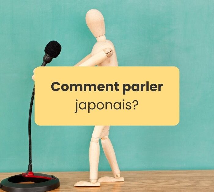 Parler japonais Mannequin en bois devant un microphone
